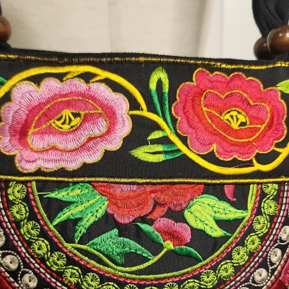 Elegant Mexican Black Floral Embroidered Shoulder Bag. - Picture 3 of 12